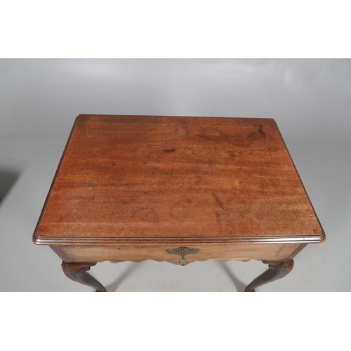 485 - AN 18TH CENTURY MAHOGANY SIDE TABLE, PROBABLY IRISH. the moulded rectangular top over a drawer, shap... 