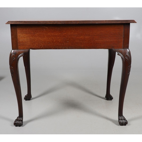 485 - AN 18TH CENTURY MAHOGANY SIDE TABLE, PROBABLY IRISH. the moulded rectangular top over a drawer, shap... 