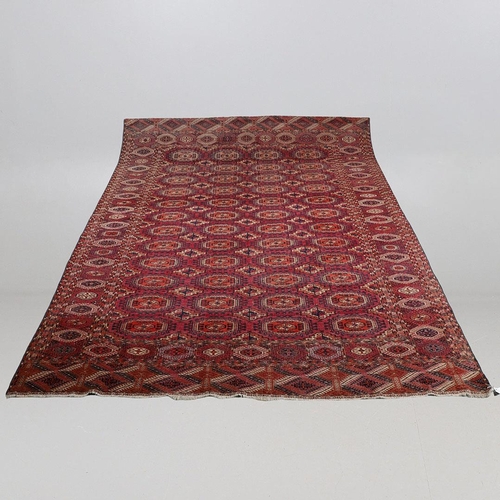 506 - A TEKKE TURKMEN CARPET, EMIRATE OF BUKHARA, CIRCA 1900. the raspberry field with four columns of Sal... 