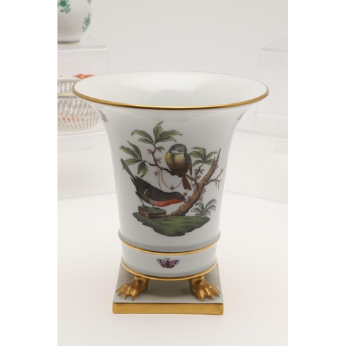 584 - HEREND 'ROTHSCHILD BIRD' VASE & OTHER HEREND ITEMS. A Herend vase in the Rothschild Bird vase, with ... 