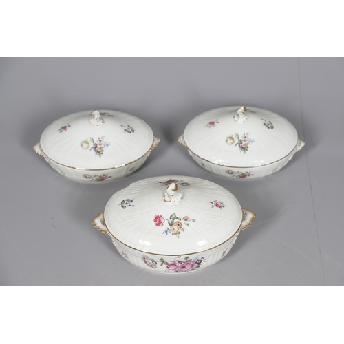 590 - ROYAL COPENHAGEN - LARGE DINNER SERVICE 'FRIJSENBORG'. A large dinner service in the Frijsenborg des... 