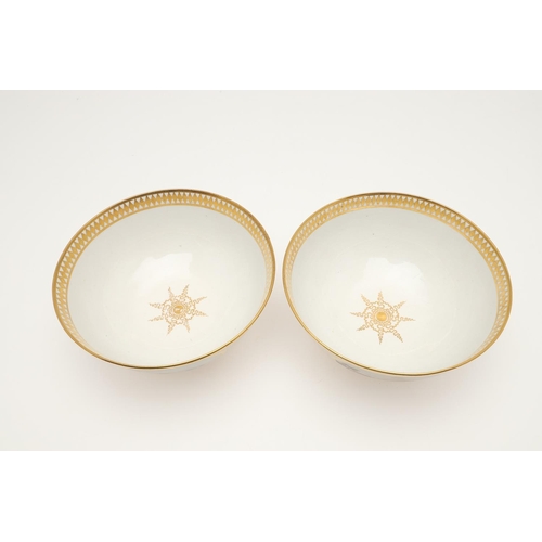 601 - A PAIR OF CHAMBERLAIN WORCESTER TOPOGRAPHICAL SLOP BOWLS, C. 1805-1815. each decorated with painted ... 