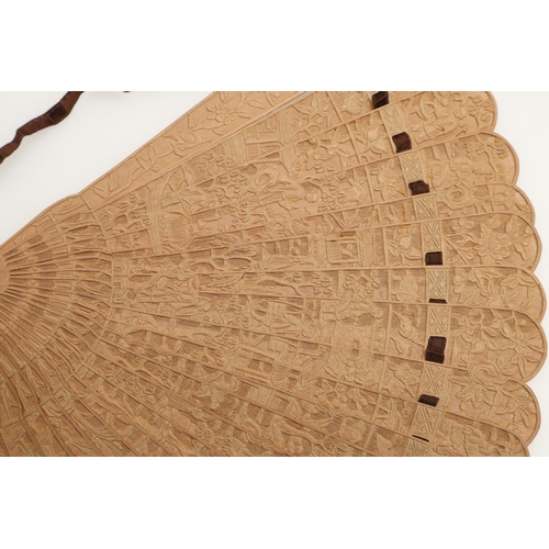 629 - CHINESE BOXED TORTOISESHELL & SANDALWOOD FANS - HOACHING. Two interesting boxed fans, including a Ca... 