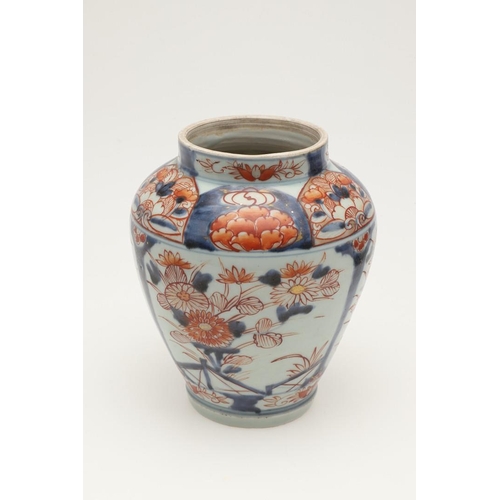 632 - A PAIR OF 19THC JAPANESE IMARI LIDDED JARS. A pair of 19thc Imari lidded jars, with a tapering round... 