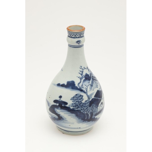 634 - A CHINESE BLUE AND WHITE EXPORT PORCELAIN BOTTLE VASE. Late 18thc, a bottle vase or gullet painted w... 