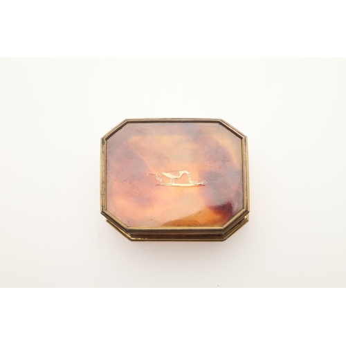 164 - A LATE 19TH/EARLY 20TH CENTURY TORTOISESHELL AND GOLD SNUFF BOX. with gold mounts and with gold deco... 