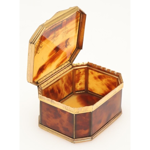 164 - A LATE 19TH/EARLY 20TH CENTURY TORTOISESHELL AND GOLD SNUFF BOX. with gold mounts and with gold deco... 