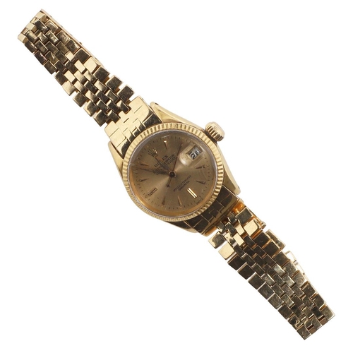 180 - A LADY'S 18CT GOLD OYSTER PERPETUAL LADY-DATEJUST WRISTWATCH BY ROLEX. signed circular gold coloured... 