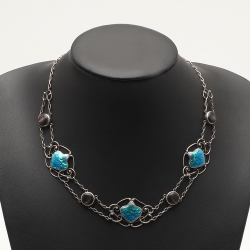 228 - AN ARTS & CRAFTS NEWLYN ENAMEL AND SILVER NECKLACE. formed with sections of turquoise enamel in intr... 