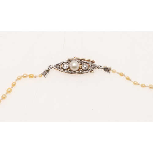 237 - A SINGLE ROW GRADUATED NATURAL PEARL NECKLACE. the pearls graduate from approximately 1.8 to 4.9mm t... 