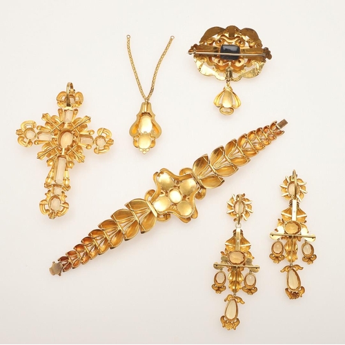 277 - A LATE GEORGIAN/EARLY VICTORIAN SUITE OF TOPAZ AND GOLD JEWELLERY. comprising a bracelet, formed wit... 