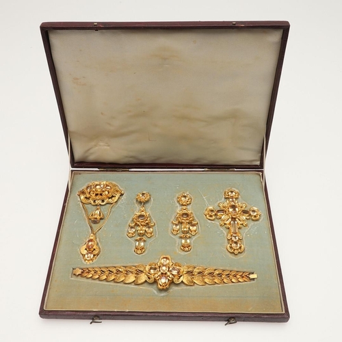 277 - A LATE GEORGIAN/EARLY VICTORIAN SUITE OF TOPAZ AND GOLD JEWELLERY. comprising a bracelet, formed wit... 