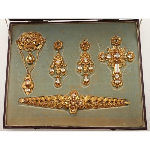 277 - A LATE GEORGIAN/EARLY VICTORIAN SUITE OF TOPAZ AND GOLD JEWELLERY. comprising a bracelet, formed wit... 