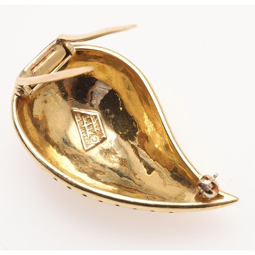 284 - A VINTAGE 18CT GOLD BROOCH BY TIFFANY & CO. of tear-shape with engraved dot decoration, signed Tiffa... 