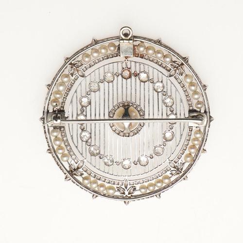 285 - AN EARLY 20TH CENTURY PLATINUM, DIAMOND AND PEARL PENDANT BROOCH. the circular openwork design centr... 