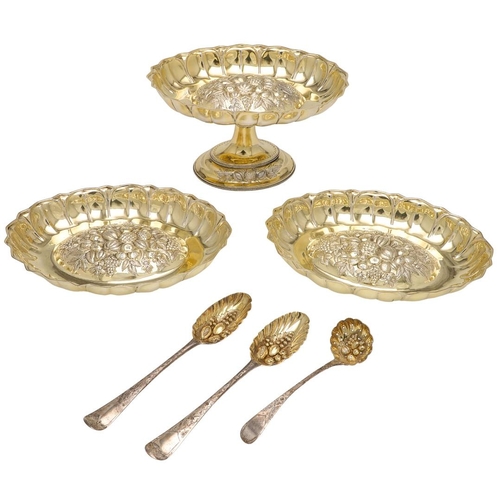 51 - A VICTORIAN SILVERGILT FRUIT TAZZA & MATCHING DISHES. of shaped oval outline, with bead borders and ... 