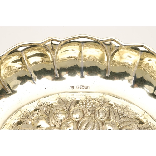 51 - A VICTORIAN SILVERGILT FRUIT TAZZA & MATCHING DISHES. of shaped oval outline, with bead borders and ... 