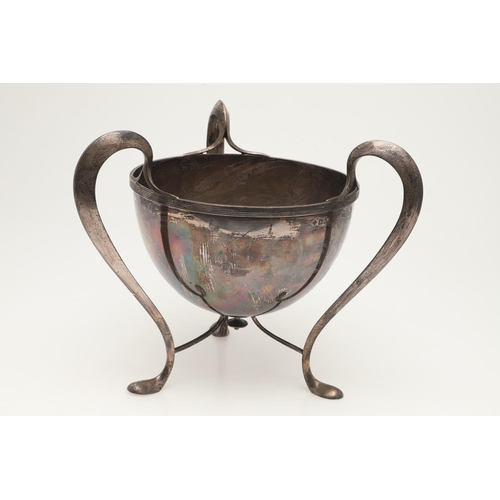 53 - AN EDWARDIAN THREE-HANDED SILVER CUP. of circular form, with a reeded border and three loop handles,... 