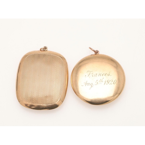 86 - A GEORGE V 9CT. GOLD COMPACT CASE. of circular form, with an applied suspensory ring and the cover w... 