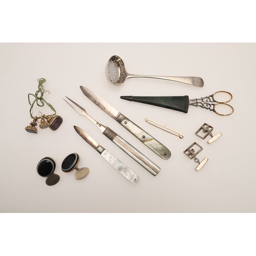 86 - A MIXED LOT OF SILVER & COLLECTABLES. to include 3 folding fruit knives, a sifter ladle, a  cased Fr... 
