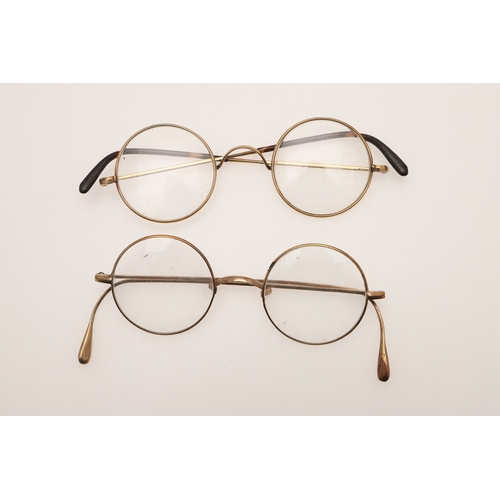 86 - A MIXED LOT OF SILVER & COLLECTABLES. to include 3 folding fruit knives, a sifter ladle, a  cased Fr... 