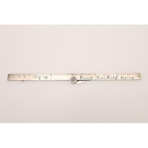 86 - A MIXED LOT OF SILVER & COLLECTABLES. to include 3 folding fruit knives, a sifter ladle, a  cased Fr... 