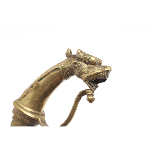 105 - AN INDIAN BICH-HWA TYPE KNIFE WITH ELABORATE LION POMMEL. The 18.5 cm curved blade with a pointed ti... 