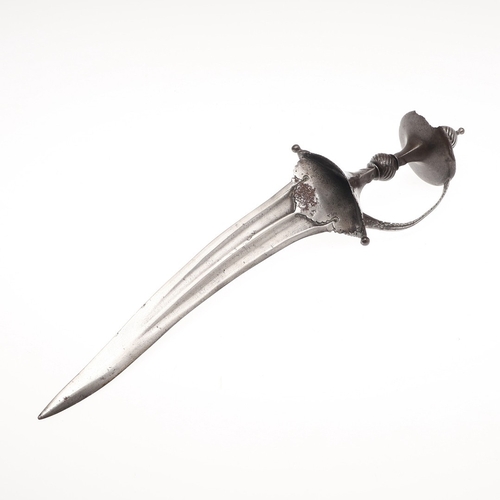 106 - A LATE 17TH CENTURY SOUTH INDIAN CHILANUM DAGGER. The 28 cm pointed gently curved blade with a centr... 
