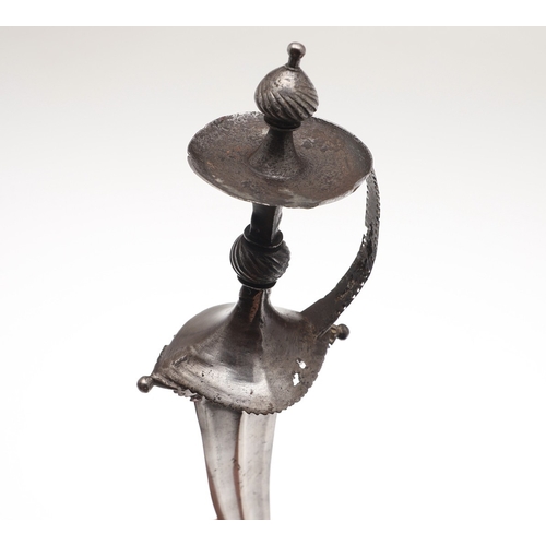 106 - A LATE 17TH CENTURY SOUTH INDIAN CHILANUM DAGGER. The 28 cm pointed gently curved blade with a centr... 