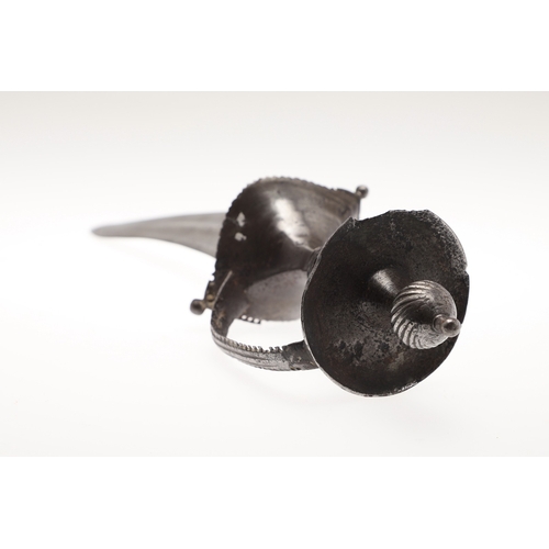 106 - A LATE 17TH CENTURY SOUTH INDIAN CHILANUM DAGGER. The 28 cm pointed gently curved blade with a centr... 