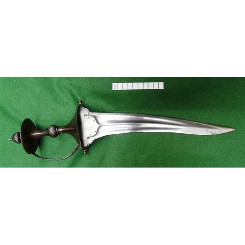 106 - A LATE 17TH CENTURY SOUTH INDIAN CHILANUM DAGGER. The 28 cm pointed gently curved blade with a centr... 