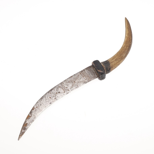 109 - A SUDANESE TRIPLE DAGGER OF THE MAHDIST PEOPLE. With a central knife having an 18.5 cm pointed blade... 