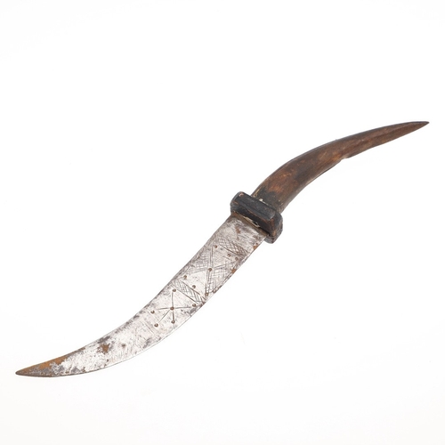 109 - A SUDANESE TRIPLE DAGGER OF THE MAHDIST PEOPLE. With a central knife having an 18.5 cm pointed blade... 