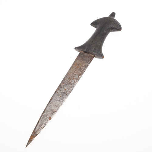 109 - A SUDANESE TRIPLE DAGGER OF THE MAHDIST PEOPLE. With a central knife having an 18.5 cm pointed blade... 