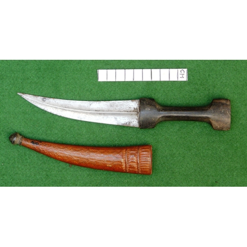 139 - A DAGGER AND SCABBARD, POSSIBLY MARSH ARAB. The short 14 cm curved, pointed and double edged blade w... 
