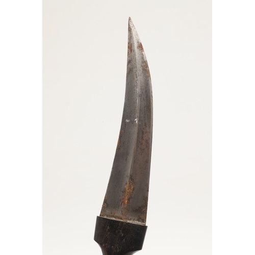 139 - A DAGGER AND SCABBARD, POSSIBLY MARSH ARAB. The short 14 cm curved, pointed and double edged blade w... 
