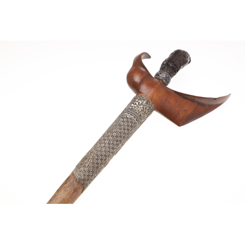 37 - A 19TH CENTURY JEWEL ENCRUSTED KRIS AND SCABBARD. The 34 cm blade with ten curves and pamor in the '... 