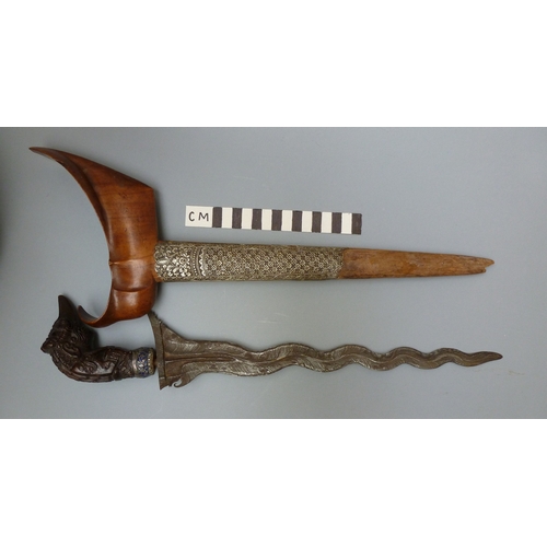 37 - A 19TH CENTURY JEWEL ENCRUSTED KRIS AND SCABBARD. The 34 cm blade with ten curves and pamor in the '... 