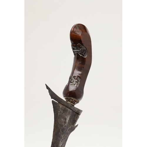 38 - A 19TH CENTURY 'JEWEL' MOUNTED JAVANESE KRIS AND SCABBARD. The 35.5 cm blade with eight curves and p... 