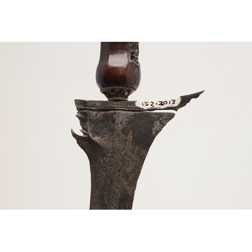 38 - A 19TH CENTURY 'JEWEL' MOUNTED JAVANESE KRIS AND SCABBARD. The 35.5 cm blade with eight curves and p... 