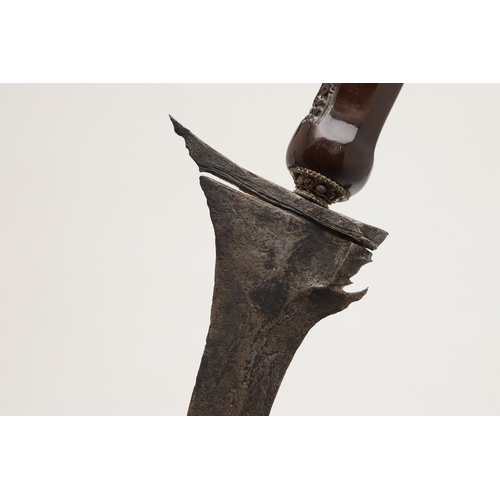 38 - A 19TH CENTURY 'JEWEL' MOUNTED JAVANESE KRIS AND SCABBARD. The 35.5 cm blade with eight curves and p... 