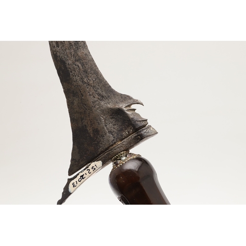 38 - A 19TH CENTURY 'JEWEL' MOUNTED JAVANESE KRIS AND SCABBARD. The 35.5 cm blade with eight curves and p... 