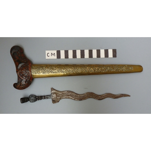 43 - A FINE KRIS MAJAPAHIT AND SCABBARD. With a 20 cm seven curved blade showing a pronounced pamor. The ... 