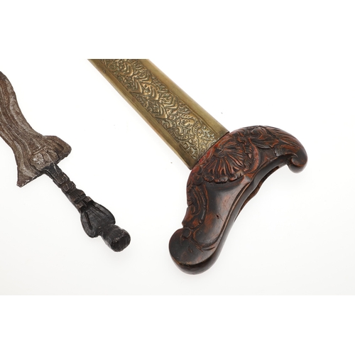 43 - A FINE KRIS MAJAPAHIT AND SCABBARD. With a 20 cm seven curved blade showing a pronounced pamor. The ... 