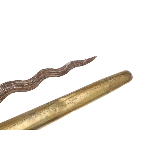 43 - A FINE KRIS MAJAPAHIT AND SCABBARD. With a 20 cm seven curved blade showing a pronounced pamor. The ... 