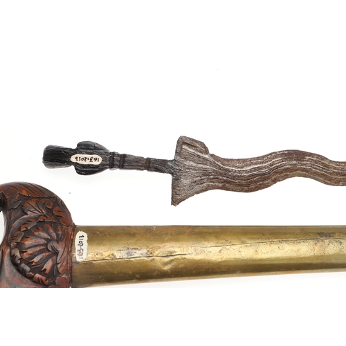 43 - A FINE KRIS MAJAPAHIT AND SCABBARD. With a 20 cm seven curved blade showing a pronounced pamor. The ... 