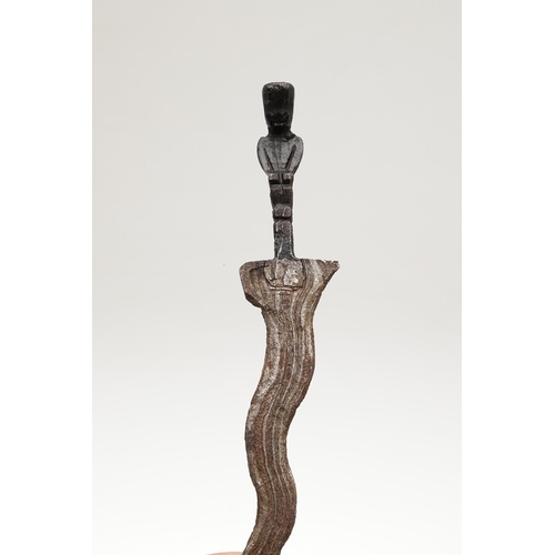43 - A FINE KRIS MAJAPAHIT AND SCABBARD. With a 20 cm seven curved blade showing a pronounced pamor. The ... 