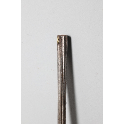 8 - AN OMANI GUN BARREL OF UNUSUAL FLUTED FORM. A 117 cm long gun barrel of a type known as Abu Fitilia ... 