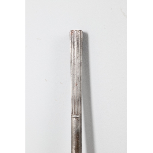 8 - AN OMANI GUN BARREL OF UNUSUAL FLUTED FORM. A 117 cm long gun barrel of a type known as Abu Fitilia ... 