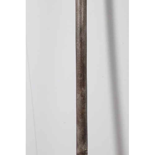 8 - AN OMANI GUN BARREL OF UNUSUAL FLUTED FORM. A 117 cm long gun barrel of a type known as Abu Fitilia ... 